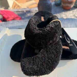 OluKai Kipe‘a Heu Slippers • Women’s 9 • Black • NWT